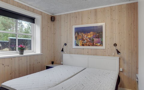 Lilie - 270M from the Sea: Hout, Plafond, Slaapkamer, Interieur Ontwerp, Meubilair, Bed, Kamer, Verdieping, Flooring, Laken