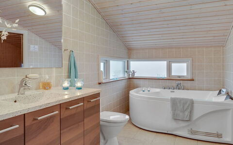 Andrea - 1.4Km from the Sea: Badkamer, Interieur Ontwerp, Loodgieterswerkinrichting, Flooring, Wastafel, Verdieping, Countertop, Bad, Badkamerkast, Wastafel In De Badkamer