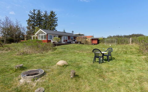Ingold - 50M from the Sea: Dak, Huis, Land Lot, Huis, Verblijf, Landgoed, Garden Gebouwen, Schaduw, Blokhut, Landscaping