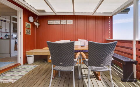 Ingold - 50M from the Sea: Dak, Huis, Land Lot, Huis, Verblijf, Landgoed, Garden Gebouwen, Schaduw, Blokhut, Landscaping