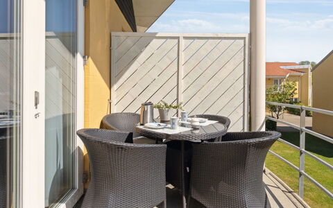Dafna - 100M from the Sea: Appartement, Schaduw, Balkon, Stoel, Hek, Buitenmeubels, Aluminium, Kunstgras
