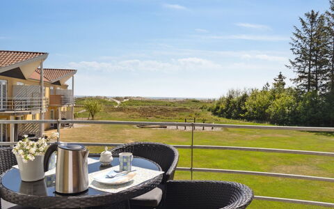 Dafna - 100M from the Sea: Appartement, Schaduw, Balkon, Stoel, Hek, Buitenmeubels, Aluminium, Kunstgras
