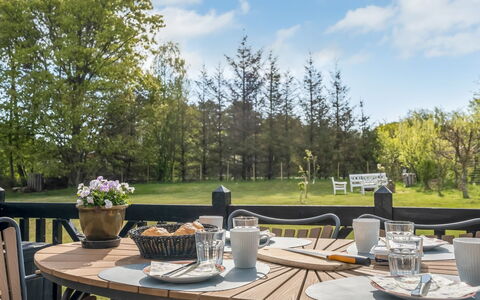 Fredegæst - 700M from the Sea: Meubilair, Buitenmeubels, Tafel, Stoel, Buitentafel, Keuken En Eettafel, Schaduw, Tuin, Gazon, Landscaping