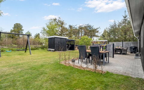 Fredegæst - 700M from the Sea: Gras, Tuin, Land Lot, Gazon, Schaduw, Backyard, Landscaping, Werf, Verblijf, Landgoed