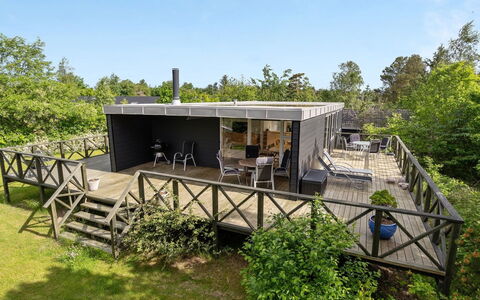 Otso - 200M from the Sea: Dak, Huis, Huis, Verblijf, Deur, Siding, Dek, Veranda, Plank, Hardwood