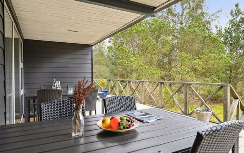 Otso - 200M from the Sea: Dak, Huis, Huis, Verblijf, Deur, Siding, Dek, Veranda, Plank, Hardwood