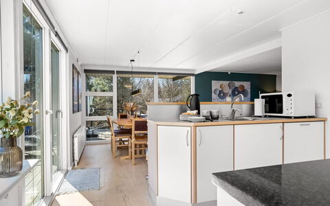 Otso - 200M from the Sea: Dak, Huis, Huis, Verblijf, Deur, Siding, Dek, Veranda, Plank, Hardwood