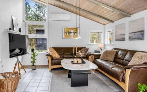 Merte - 300M from the Sea: Meubilair, Bankstel, Interieur Ontwerp, Hout, Woonkamer, Huis, Flooring, Plafond, Verlichting, Verdieping