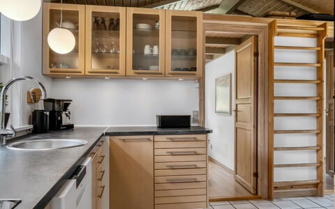 Merte - 300M from the Sea: Meubilair, Interieur Ontwerp, Keuken, Hout, Flooring, Cabinetry, Plafond, Toestel Van De Keuken, Countertop, Verdieping