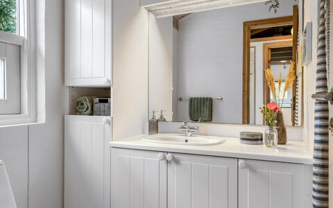 Merte - 300M from the Sea: Muur, Loodgieterswerkinrichting, Spiegel, Interieur Ontwerp, Wastafel, Wastafel In De Badkamer, Badkamerkast, Cabinetry, Badkamer, Kraan