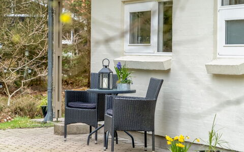 Merte - 300M from the Sea: Meubilair, Buitenmeubels, Stoel, Bloempot, Kamerplant, Buitentafel, Tuin, Koffietafel, Armleuning, Patio