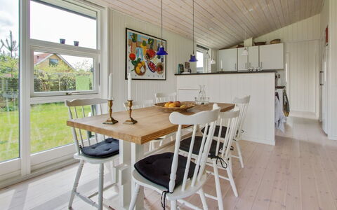 Fleur - 50M from the Sea: Meubilair, Flooring, Interieur Ontwerp, Verdieping, Houten Vloer, Hout, Plafond, Keuken En Eettafel, Eetkamer, Stoel