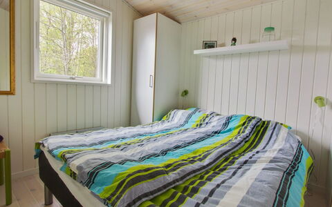 Fleur - 50M from the Sea: Hout, Slaapkamer, Interieur Ontwerp, Flooring, Verdieping, Bed, Laken, Plafond, Meubilair, Bedding
