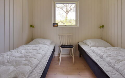 Fleur - 50M from the Sea: Hout, Flooring, Slaapkamer, Verdieping, Bed, Interieur Ontwerp, Laken, Kamer, Bedding, Plafond
