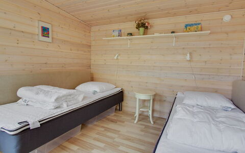 Fleur - 50M from the Sea: Hout, Verdieping, Flooring, Meubilair, Interieur Ontwerp, Plafond, Kamer, Slaapkamer, Houten Vloer, Bed