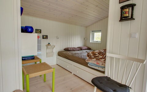 Fleur - 50M from the Sea: Flooring, Interieur Ontwerp, Verdieping, Meubilair, Hout, Plafond, Slaapkamer, Kamer, Bed, Houten Vloer