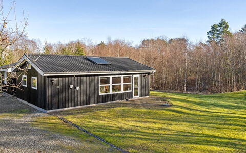 Mikko - 2.2Km from the Sea: Meubilair, Interieur Ontwerp, Flooring, Hout, Verdieping, Plafond, Houten Vloer, Stoel, Tafel, Verlichting