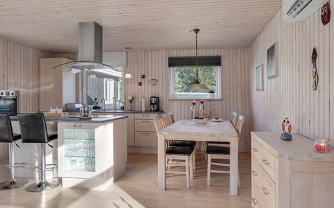 Mikko - 2.2Km from the Sea: Meubilair, Interieur Ontwerp, Flooring, Hout, Verdieping, Plafond, Houten Vloer, Stoel, Tafel, Verlichting