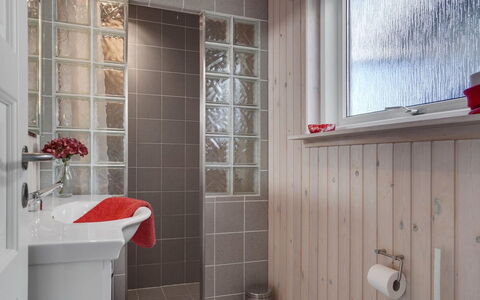 Mikko - 2.2Km from the Sea: Meubilair, Interieur Ontwerp, Flooring, Hout, Verdieping, Plafond, Houten Vloer, Stoel, Tafel, Verlichting