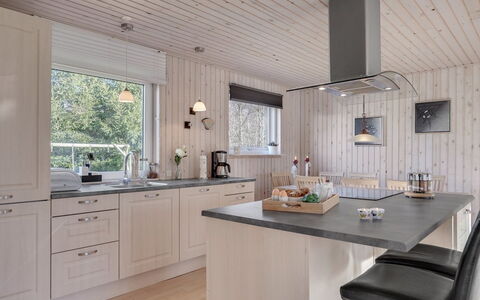 Mikko - 2.2Km from the Sea: Meubilair, Interieur Ontwerp, Flooring, Hout, Verdieping, Plafond, Houten Vloer, Stoel, Tafel, Verlichting