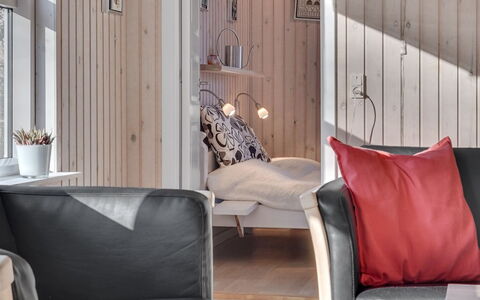 Mikko - 2.2Km from the Sea: Meubilair, Interieur Ontwerp, Flooring, Hout, Verdieping, Plafond, Houten Vloer, Stoel, Tafel, Verlichting