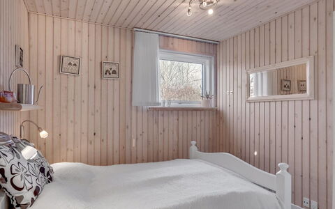 Mikko - 2.2Km from the Sea: Meubilair, Interieur Ontwerp, Flooring, Hout, Verdieping, Plafond, Houten Vloer, Stoel, Tafel, Verlichting