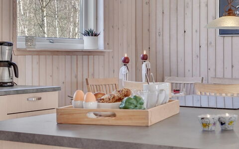 Mikko - 2.2Km from the Sea: Meubilair, Interieur Ontwerp, Flooring, Hout, Verdieping, Plafond, Houten Vloer, Stoel, Tafel, Verlichting