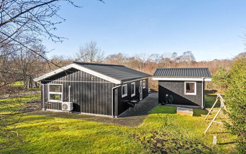 Mikko - 2.2Km from the Sea: Meubilair, Interieur Ontwerp, Flooring, Hout, Verdieping, Plafond, Houten Vloer, Stoel, Tafel, Verlichting