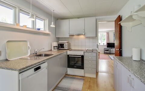 Ingalise - 500M from the Sea: Keuken, Flooring, Major Appliance, Toestel Van De Keuken, Countertop, Hout, Interieur Ontwerp, Verdieping, Plafond, Cabinetry