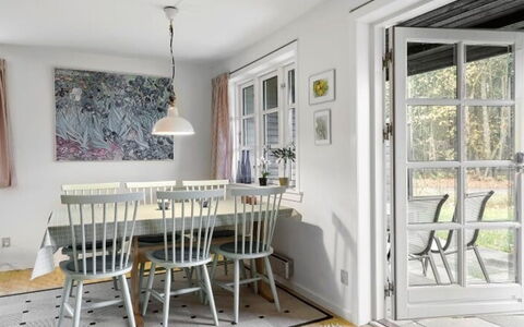 Ingalise - 500M from the Sea: Meubilair, Flooring, Interieur Ontwerp, Verdieping, Hout, Eetkamer, Stoel, Keuken En Eettafel, Plafond, Tafel