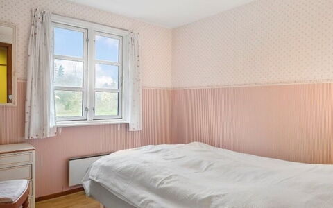 Ingalise - 500M from the Sea: Hout, Slaapkamer, Laken, Verdieping, Bed, Flooring, Interieur Ontwerp, Bedding, Huis, Linens