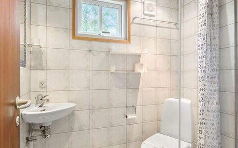 Ingalise - 500M from the Sea: Muur, Flooring, Verdieping, Hout, Loodgieterswerkinrichting, Interieur Ontwerp, Badkamer, Toilet, Kamer, Loodgieter