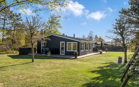 Meline - 350M from the Sea: Dak, Huis, Huis, Verblijf, Siding, Landgoed, Oprit, Garden Gebouwen, Werf, Schuur