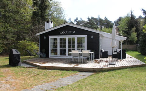 Astrid - 875M from the Sea: Hout, Verblijf, Veranda, Huis, Dek, Garden Gebouwen, Buitenmeubels, Outdoor Structuur, Stoel, Werf