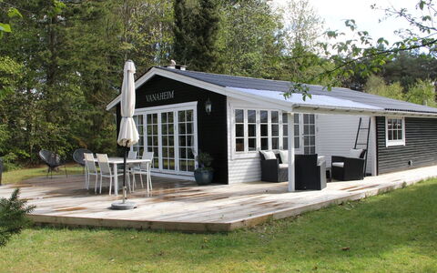 Astrid - 875M from the Sea: Dak, Verblijf, Huis, Deur, Veranda, Garden Gebouwen, Siding, Buitenmeubels, Outdoor Structuur, Dek