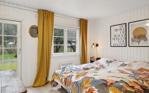 Astrid - 875M from the Sea: Hout, Interieur Ontwerp, Slaapkamer, Bed, Verdieping, Meubilair, Laken, Huis, Plafond, Linens