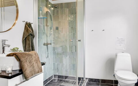 Sigfred - 1.5Km from the Sea: Flooring, Loodgieterswerkinrichting, Badkamer, Interieur Ontwerp, Verdieping, Loodgieter, Douche, Toilet, Badkamerkast, Tegel