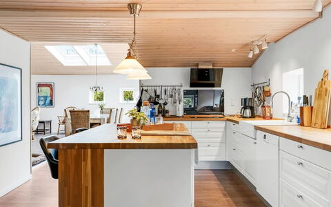 Sigfred - 1.5Km from the Sea: Keuken, Countertop, Meubilair, Flooring, Interieur Ontwerp, Hout, Plafond, Cabinetry, Verdieping, Toestel Van De Keuken