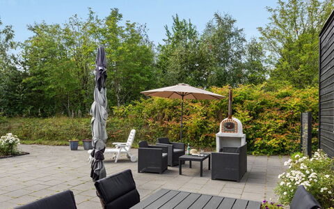 Sigfred - 1.5Km from the Sea: Meubilair, Buitenmeubels, Stoel, Tafel, Struik, Tuin, Buitentafel, Schaduw, Landscaping, Patio
