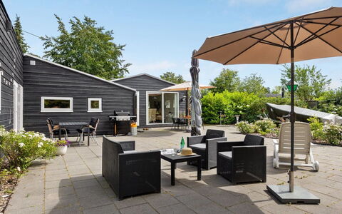 Sigfred - 1.5Km from the Sea: Meubilair, Interieur Ontwerp, Flooring, Hout, Verdieping, Plafond, Houten Vloer, Stoel, Tafel, Verlichting
