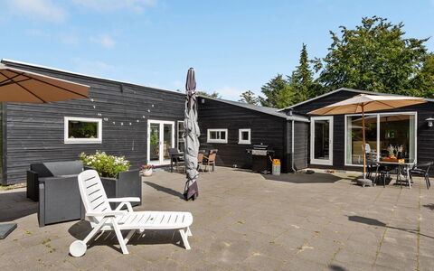 Sigfred - 1.5Km from the Sea: Meubilair, Interieur Ontwerp, Flooring, Hout, Verdieping, Plafond, Houten Vloer, Stoel, Tafel, Verlichting