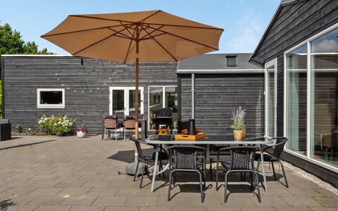 Sigfred - 1.5Km from the Sea: Meubilair, Interieur Ontwerp, Flooring, Hout, Verdieping, Plafond, Houten Vloer, Stoel, Tafel, Verlichting