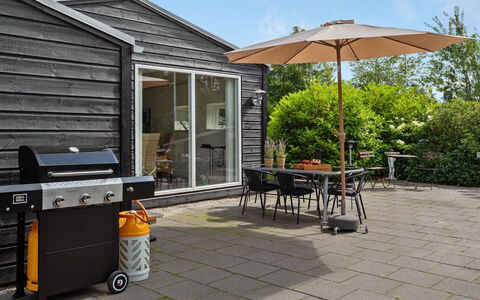 Sigfred - 1.5Km from the Sea: Meubilair, Interieur Ontwerp, Flooring, Hout, Verdieping, Plafond, Houten Vloer, Stoel, Tafel, Verlichting
