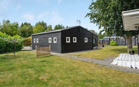 Sigfred - 1.5Km from the Sea: Meubilair, Interieur Ontwerp, Flooring, Hout, Verdieping, Plafond, Houten Vloer, Stoel, Tafel, Verlichting