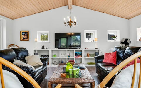 Sigfred - 1.5Km from the Sea: Meubilair, Interieur Ontwerp, Flooring, Hout, Verdieping, Plafond, Houten Vloer, Stoel, Tafel, Verlichting