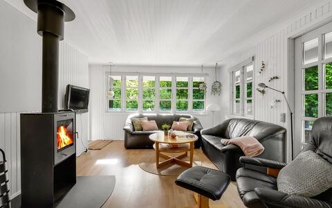 Sunaj - from the Sea: Dak, Huis, Huis, Verblijf, Siding, Landgoed, Oprit, Garden Gebouwen, Werf, Schuur