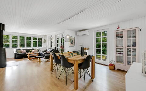 Sunaj - from the Sea: Dak, Huis, Huis, Verblijf, Siding, Landgoed, Oprit, Garden Gebouwen, Werf, Schuur