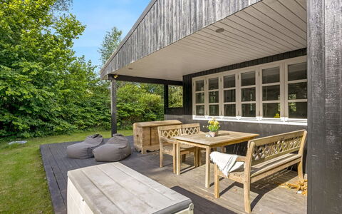 Sunaj - from the Sea: Dak, Huis, Huis, Verblijf, Siding, Landgoed, Oprit, Garden Gebouwen, Werf, Schuur