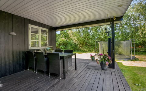 Sunaj - from the Sea: Dak, Huis, Huis, Verblijf, Siding, Landgoed, Oprit, Garden Gebouwen, Werf, Schuur