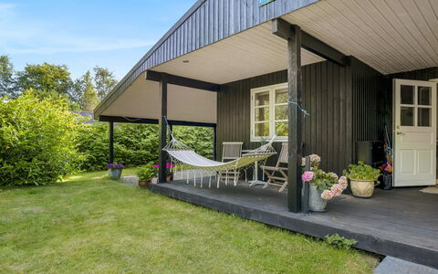 Sunaj - from the Sea: Dak, Huis, Huis, Verblijf, Siding, Landgoed, Oprit, Garden Gebouwen, Werf, Schuur